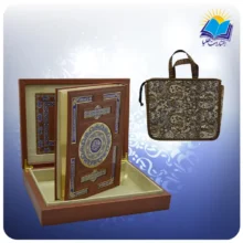 قرآن چرمی نفیس وزیری جعبه باز شو چرم آینه دار کاغذ گلاسه لب طلا با ساک ترمه هدیه (كد 128)