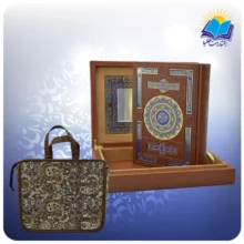 قرآن وزيری عطری جعبه دار چرم لبطلا با آينه پلاكدار با ساک ترمه هدیه (كد 371)