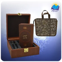 خیام و باباطاهر پالتویی چرم با خودکار و روان نویس با ساک ترمه هدیه(كد 90215)