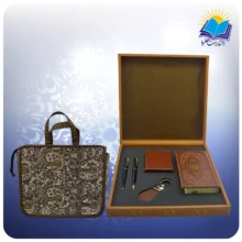 ست قرآن پالتويی با جاكارتی و جاسوييچی چرم طبيعی و خودكار و روان نويس با ساک ترمه هدیه (كد 90264)