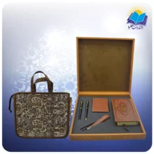 ست قرآن پالتويی با جاكارتی و جاسوييچی چرم و خودكار و روان نويس با ساک ترمه هدیه (كد 90265)