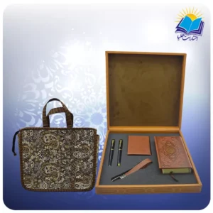 ست قرآن پالتويی با جاكارتی و جاسوييچی چرم و خودكار و روان نويس با ساک ترمه هدیه (كد 90265)